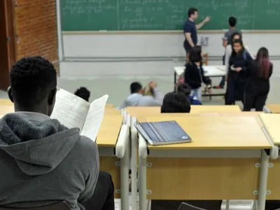 Brasil bate recorde no Ideb 2025, mas Ensino Médio segue abaixo da meta