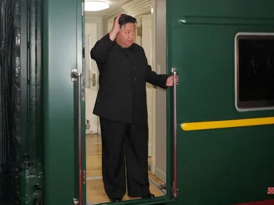 Kim Jong-un critica aliança entre EUA, Coreia do Sul e Japão e quer reforçar programa nuclear