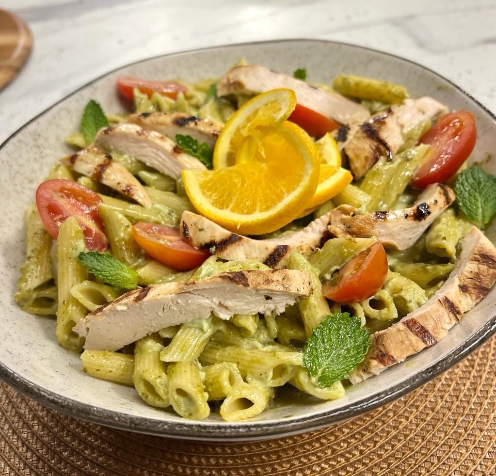 Frango com macarrão ao pesto de laranja | Band Receitas