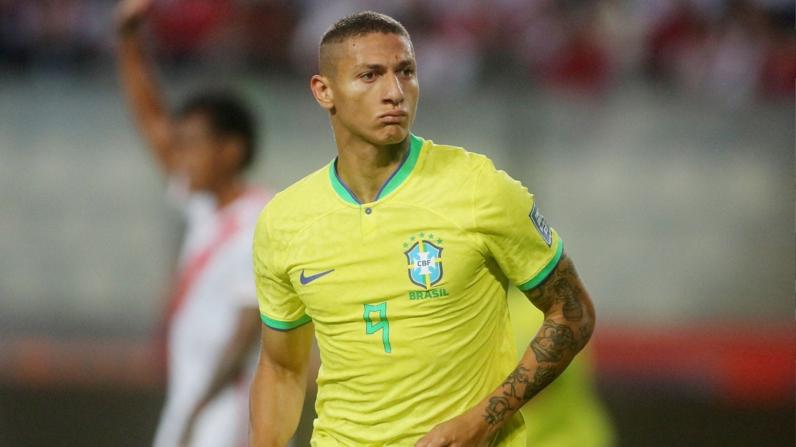 Richarlison admite que jogou mal na Seleção e promete "treinar igual condenado"