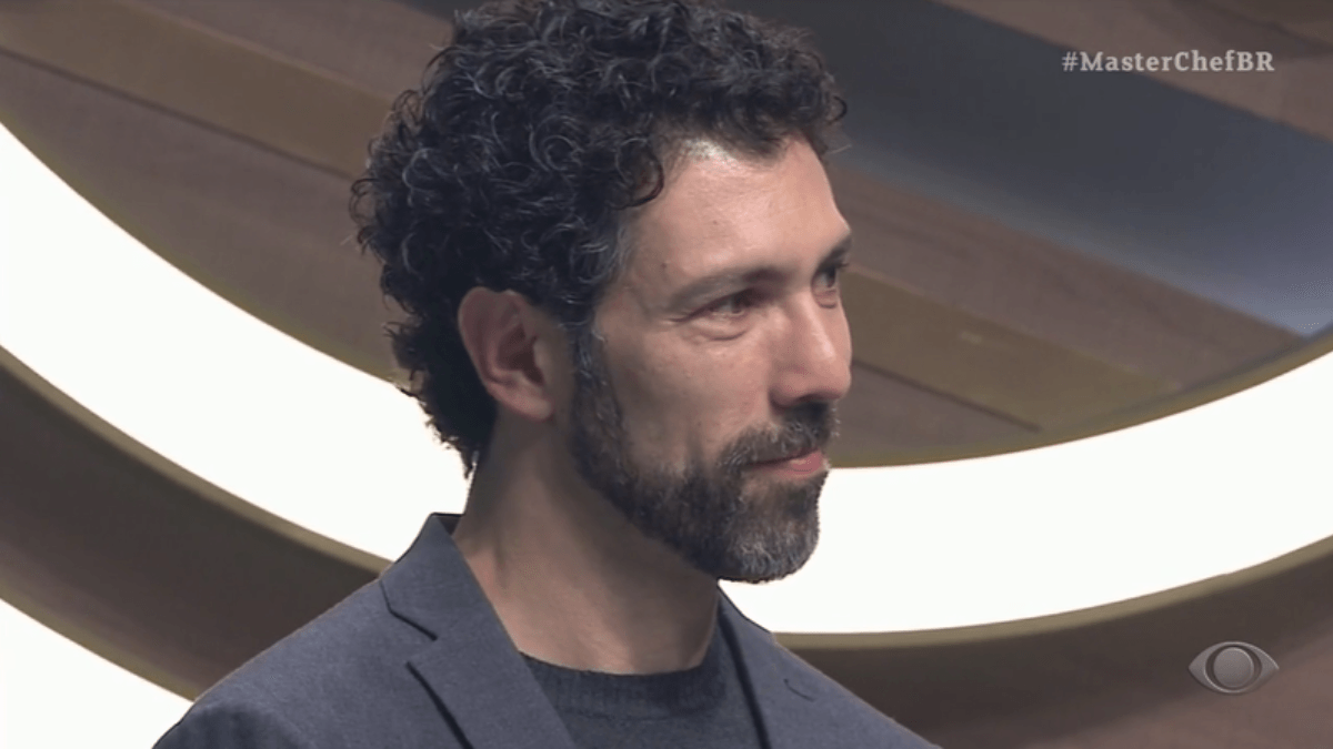 Rodrigo Oliveira chora ao se despedir do MasterChef; assista