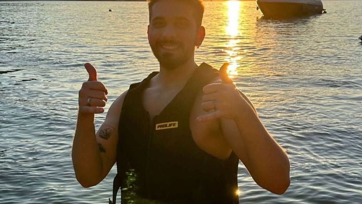 Gustavo Mioto se pronuncia após web reagir a sua foto sem camisa na praia