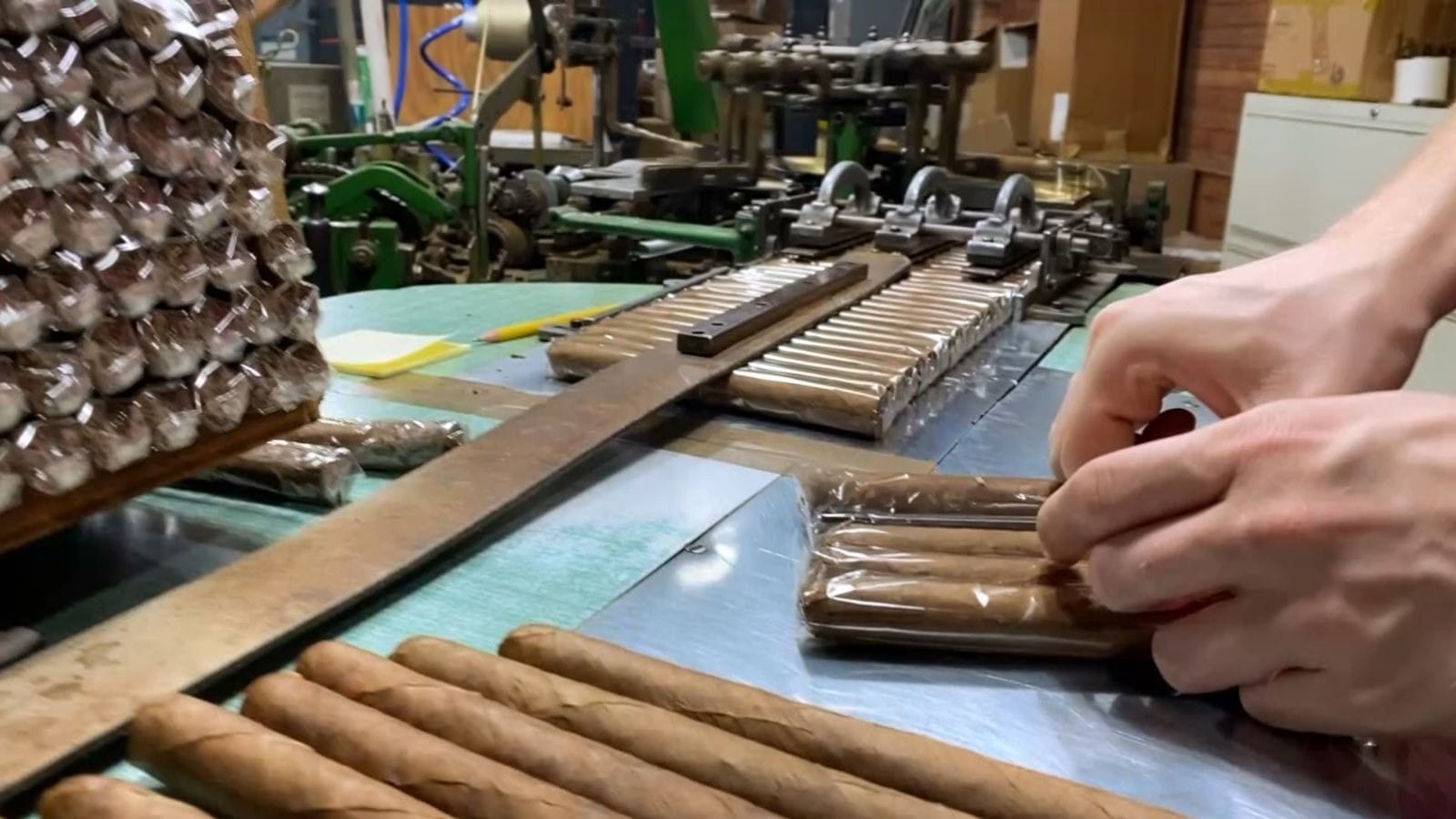 Bora Brasil conhece como funciona uma fábrica de charutos