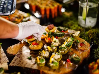 Como calcular quantidade de comida por pessoa para festa?