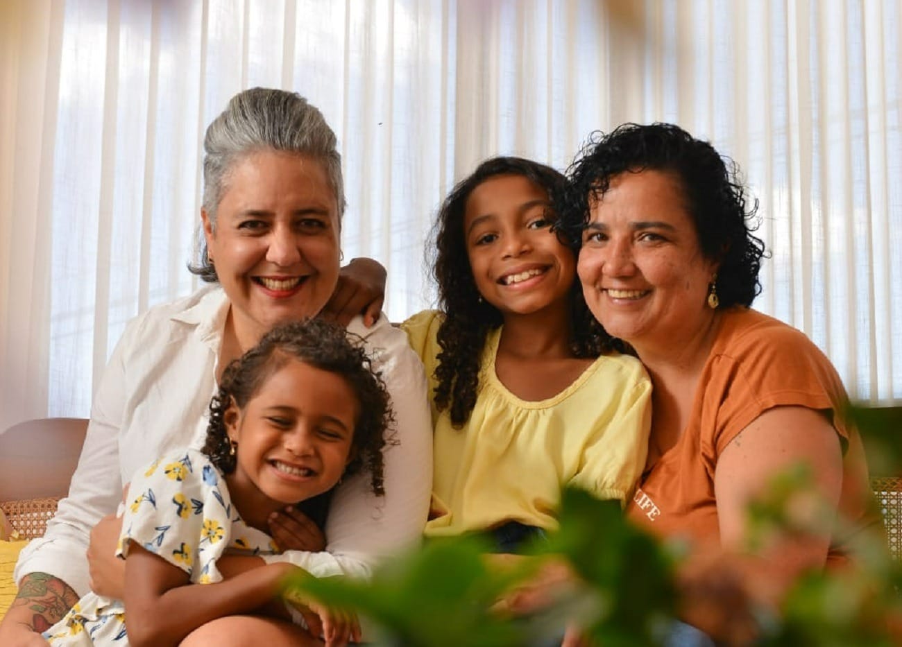 Raquel, do MasterChef, relata adoção das filhas: “Elas são a nossa vida”