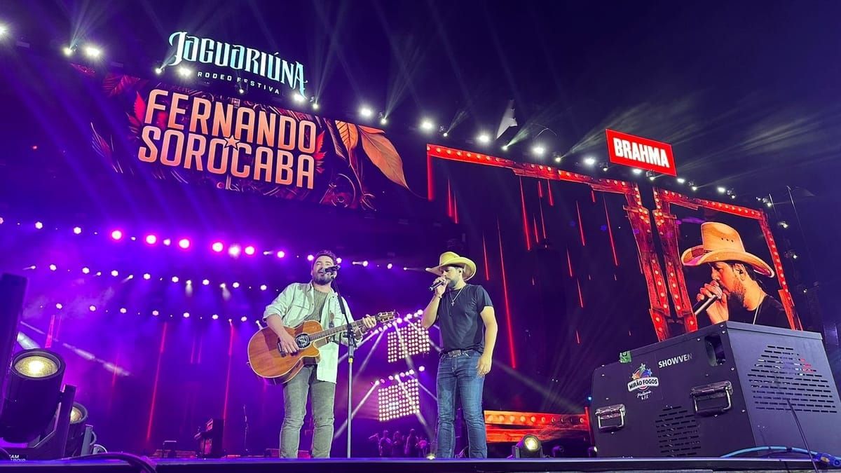 Fernando e Sorocaba fazem show acústico após banda não chegar a tempo