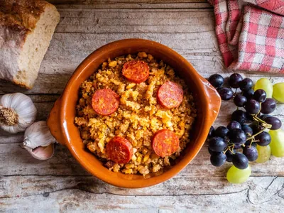 Como fazer farofa crocante e molhadinha ao mesmo tempo?