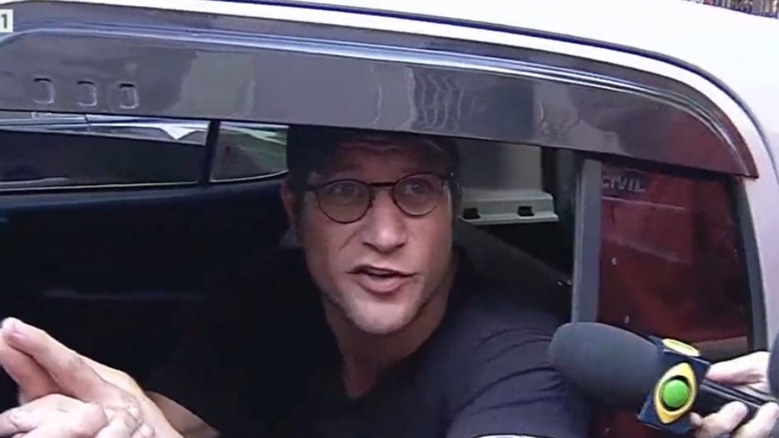 VÍDEO: Diego Alemão briga com repórteres após sair da delegacia