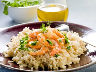 Arroz com camarão simples pode ser almoço rápido