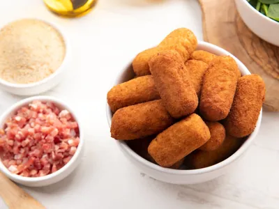 Qual a diferença entre bolinho e croquete?