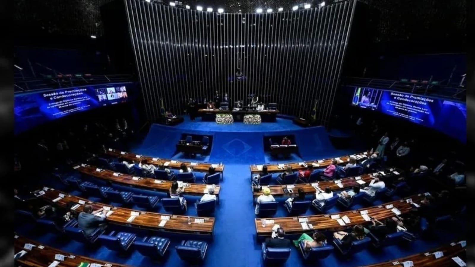 Qual é a remuneração e quanto dura o mandato de um senador