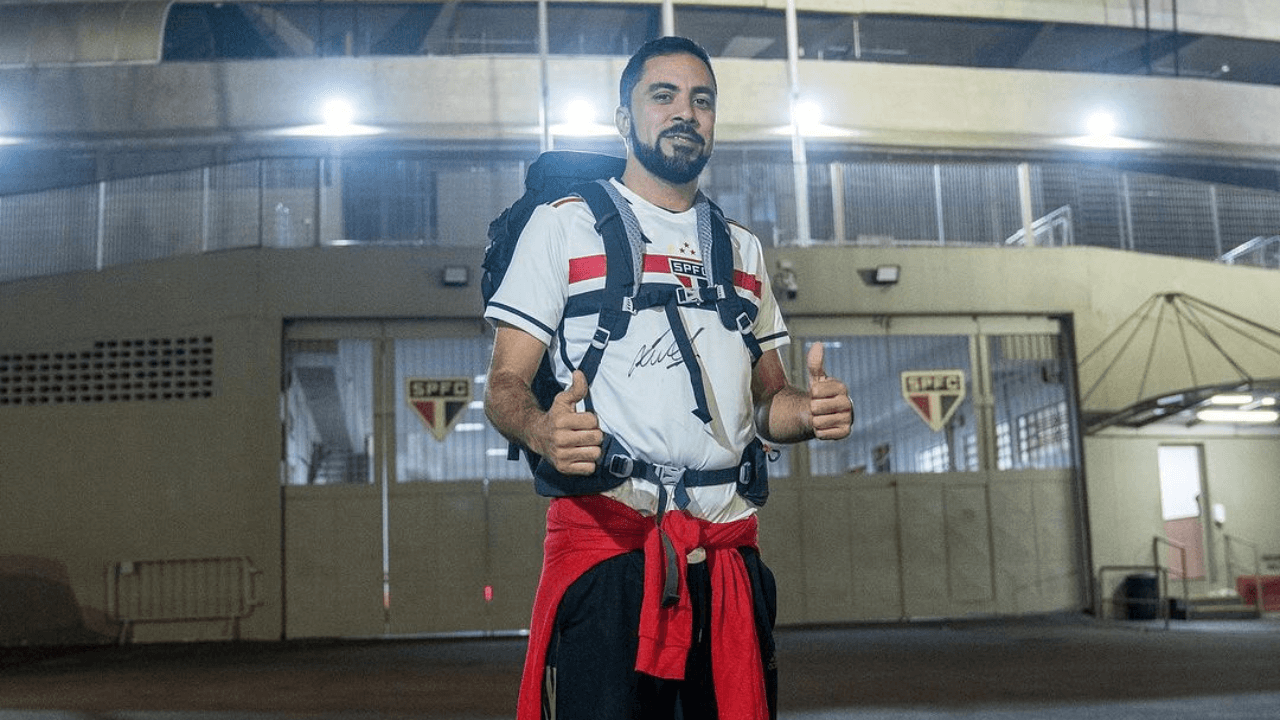 Influencer inicia caminhada rumo a Aparecida cumprindo promessa pelo São Paulo