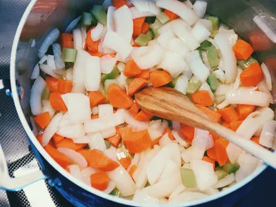 O que é e como fazer mirepoix? Chef explica combinadinho de legumes