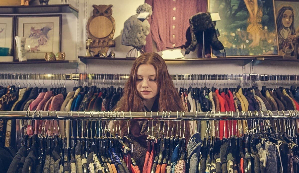 Em alta, brechós viram alternativas contra a poluente indústria da moda