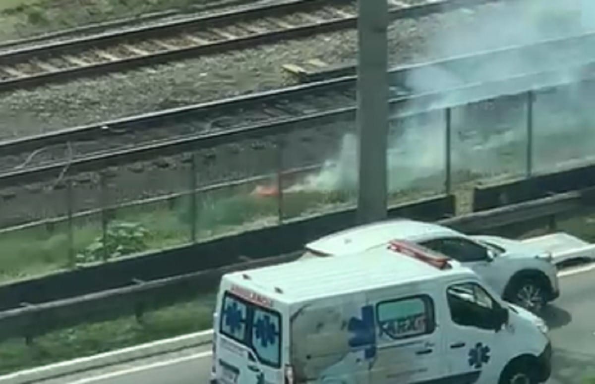 Vídeo: fogo em linha de transmissão interrompe operação na Linha 9-Esmeralda