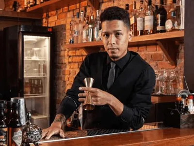 Brasileiro eleito melhor bartender trabalha em bar estrelado de Paris