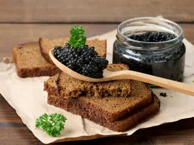 Conheça a tiktoker que come caviar todos os dias