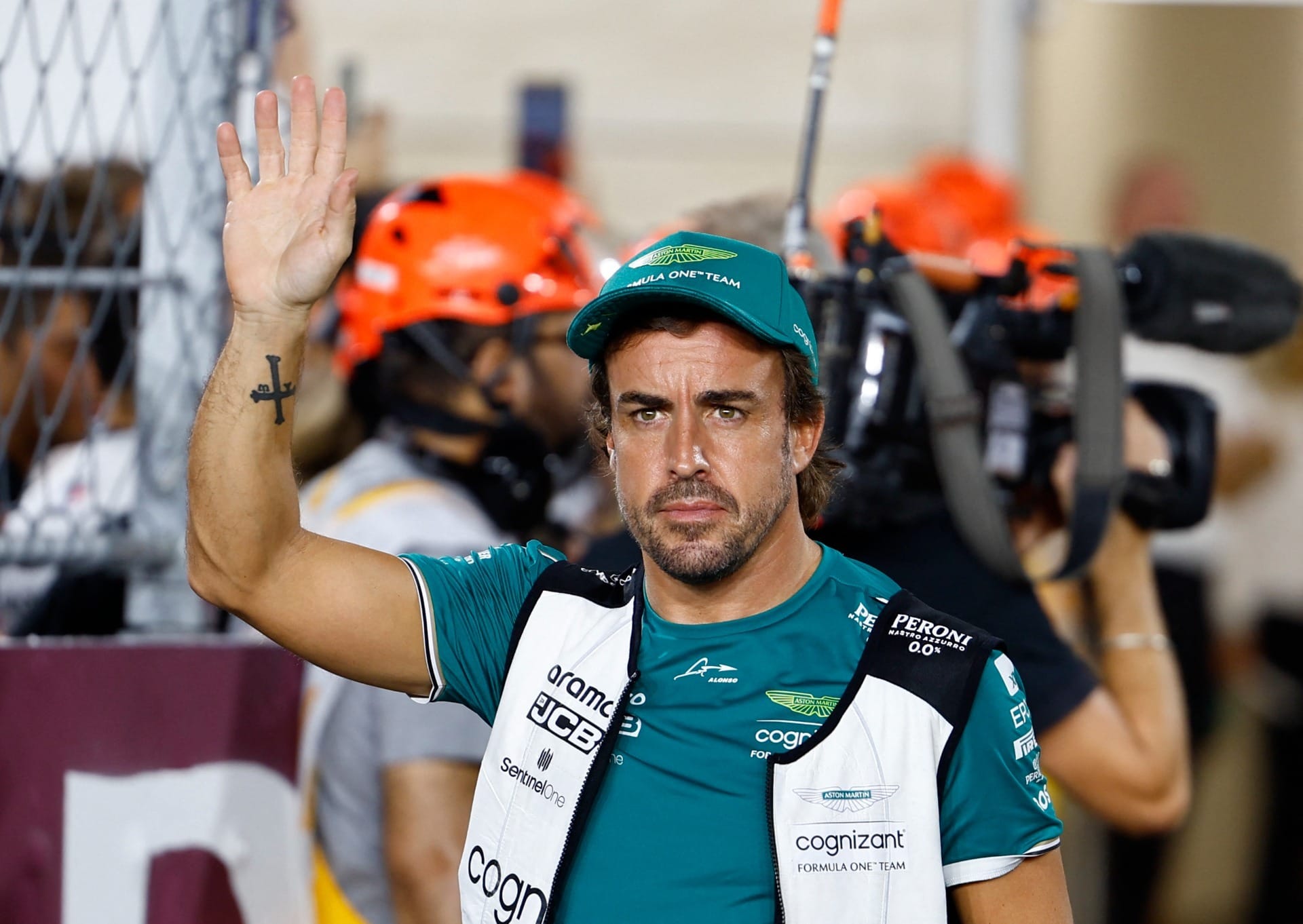 GP do Catar de F1: Alonso diz que assento estava 'queimando' e sugere jogar água