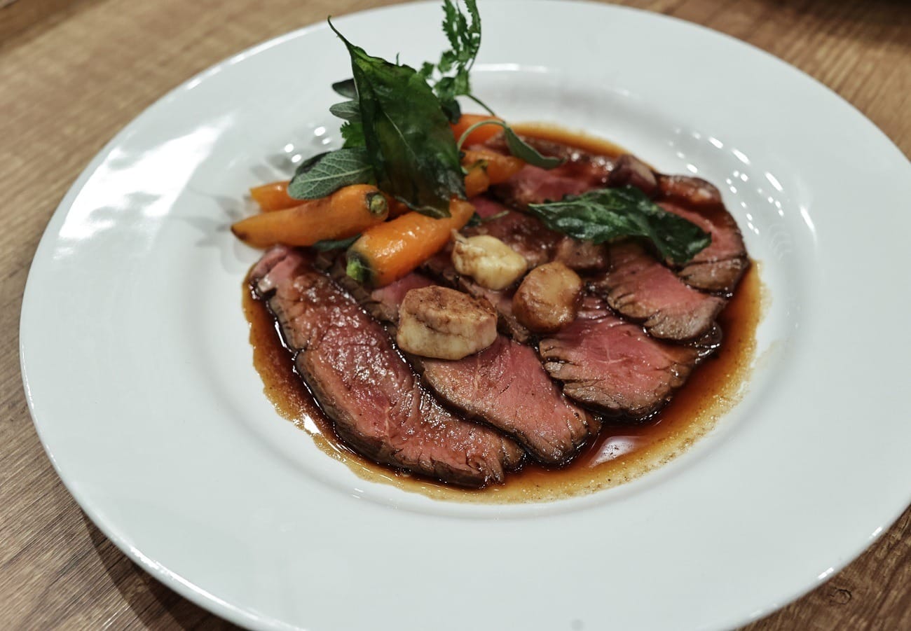Rosbife de coração de alcatra com molho rôti, tutano e cenoura vichy | Band Receitas