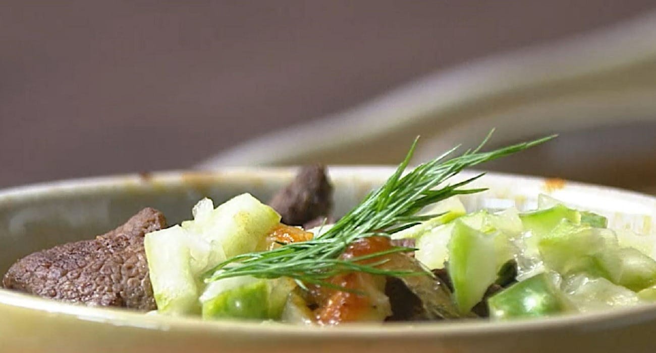 Iscas de fígado de porco, relish de maxixe e salada de feijão fradinho | Band Receitas