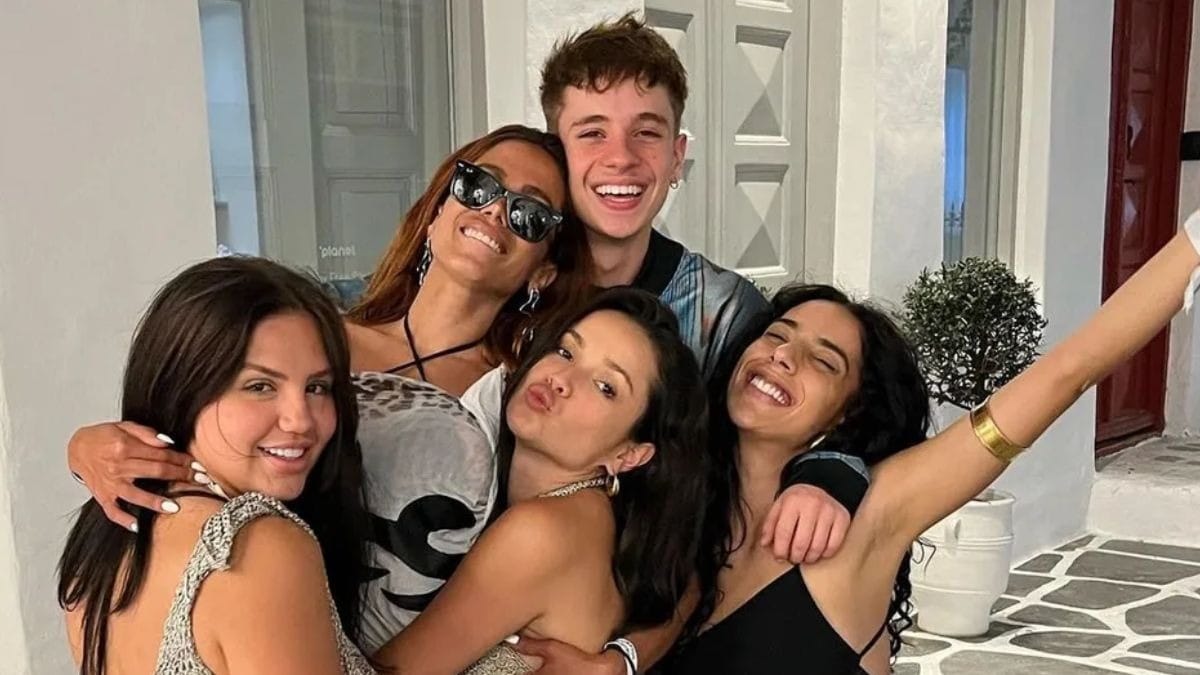 Juliano Floss em viagem com Anitta, Vivi, Juliette e Marina Sena. Reprodução/Instagram