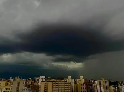 Frente fria provoca mudança brusca no tempo e alerta de temporal para SP