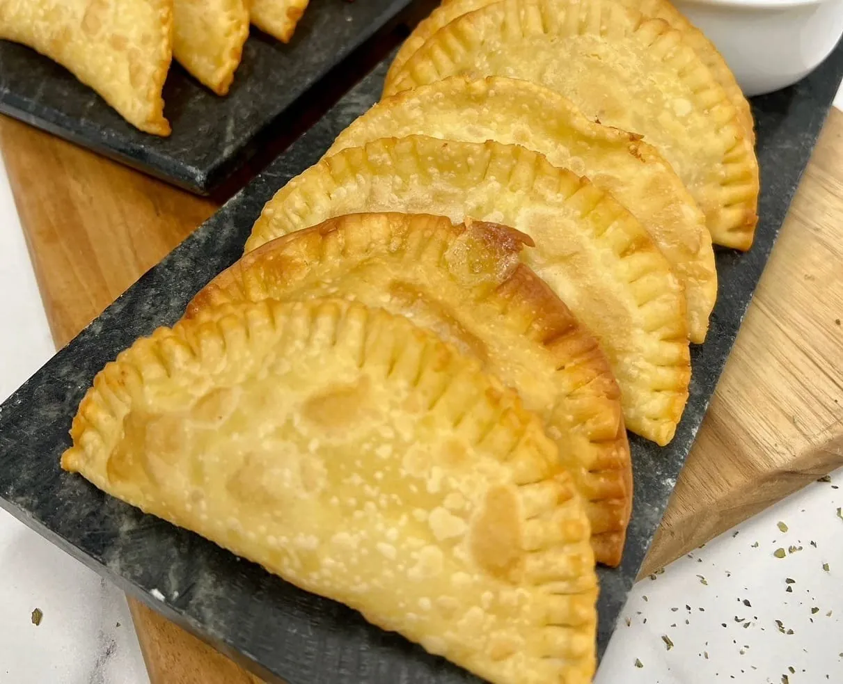 Pastel de queijo ao molho de tomate e cebola caramelizada | Band Receitas