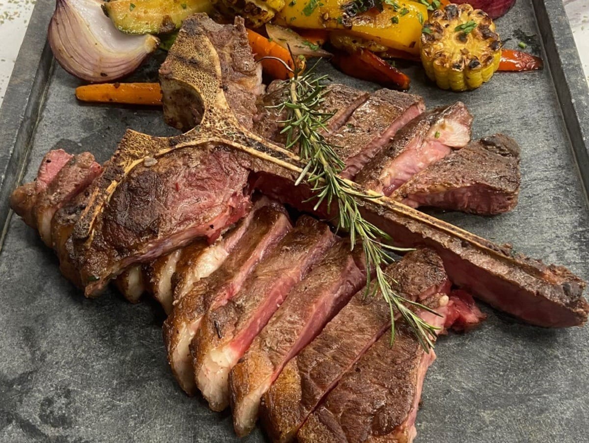 T-bone grelhado com legumes salteados na manteiga | Band Receitas