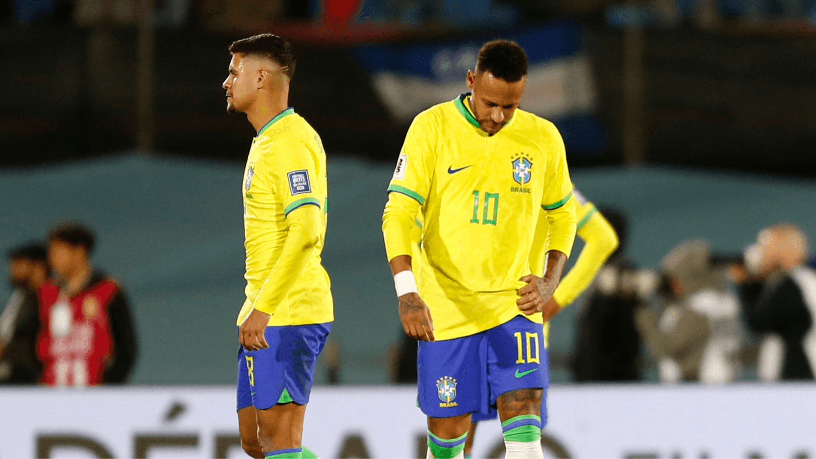 Brasil joga mal, perde para Uruguai por 2 a 0 e vê Neymar deixar campo machucado