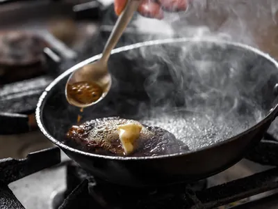 Como grelhar carne sem fazer fumaça ou respingar gordura?