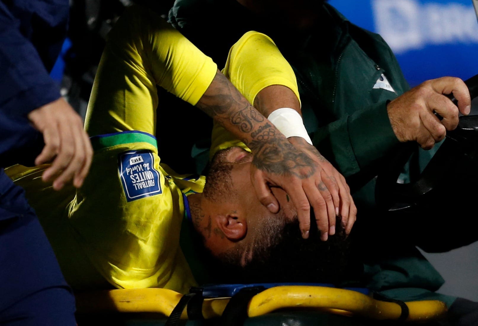 Neymar rompe o ligamento do joelho e passará por cirurgia