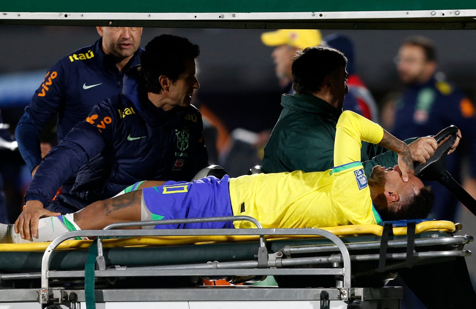 Neymar se machuca em Brasil x Uruguai e sai de campo chorando