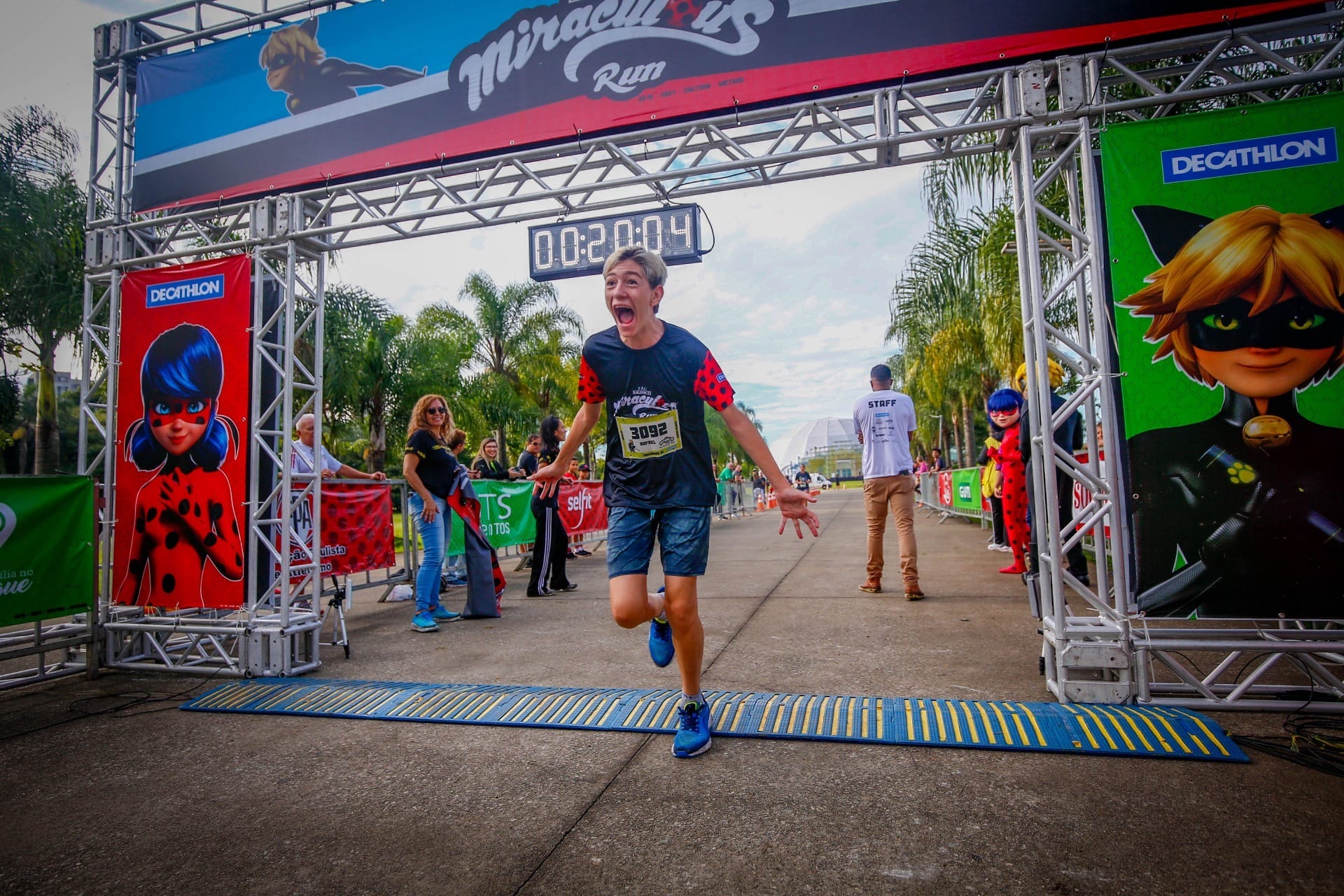 Rafael Filippini cruza a linha de chegada de seus primeiros 4km na corrida de rua (Foto: Arquivo Pessoal)