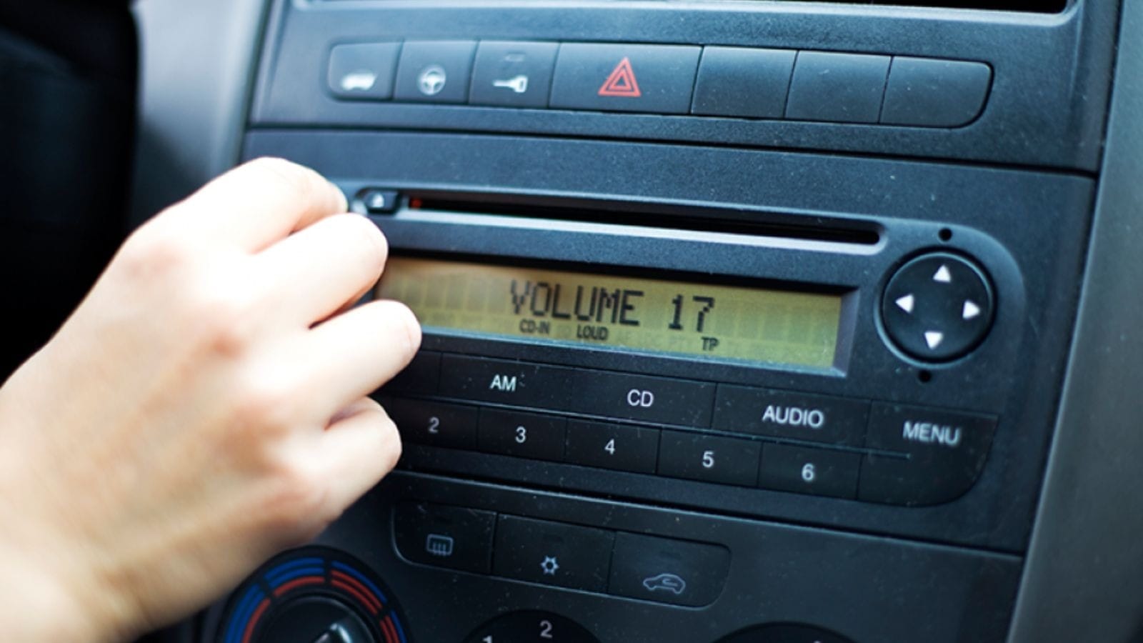 Pesquisa mostra que brasileiros ouvem rádio 3h55 por dia