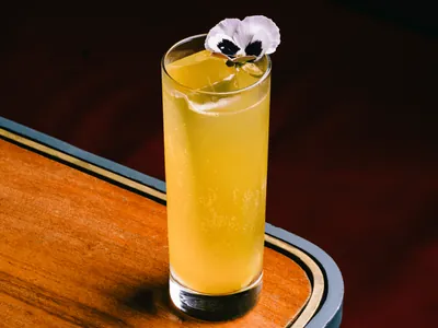 Passiflora Fizz: drink de bar premiado leva maracujá e pitada de pimenta