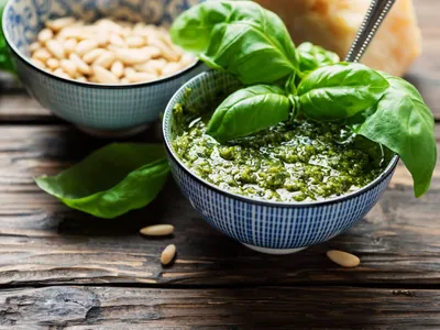 Pesto de manjericão dura meses na geladeira; aprenda receita clássica
