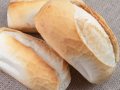 Pão amanhecido: chef italiano entrega truque para ressuscitar pão duro