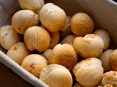 Pão de queijo mineiro: aprenda receita clássica de ex-MasterChef Profissionais