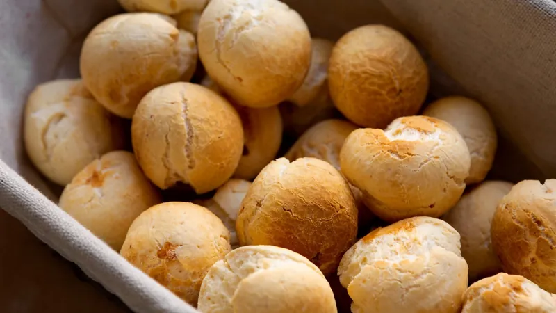 Pão de queijo mineiro: aprenda receita clássica de ex-MasterChef Profissionais