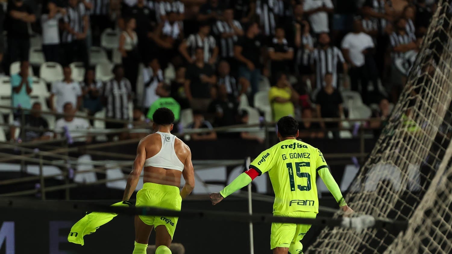 Em momento torcedor, Lando Norris vibra com virada do Palmeiras sobre o Botafogo