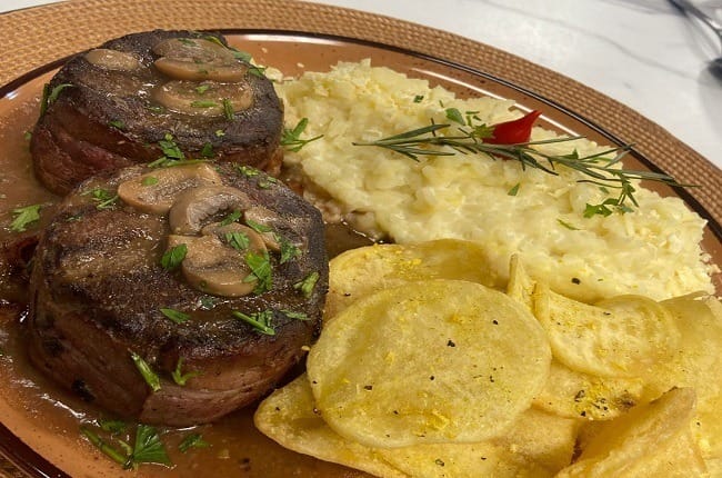 Medalhão de filé mignon com arroz à piamontese e batata chips | Band ...