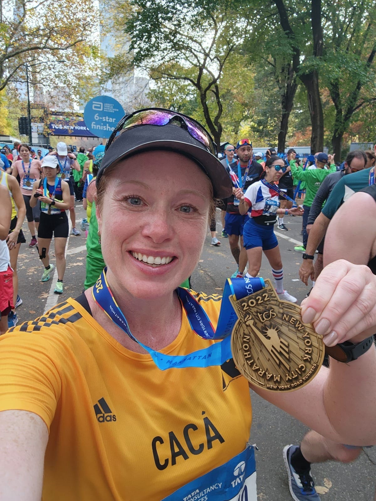 Cacá após cruzar a linha de chegada da Maratona de NY em 2022 (Foto: Arquivo Pessoal)