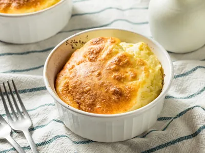 Flan de queijo vai bem com salada e até no lanche; veja preparo da Carole Crema