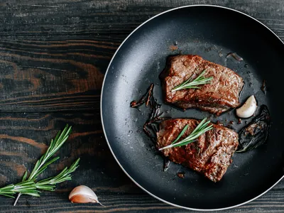 Como saber a hora certa de virar a carne na frigideira?