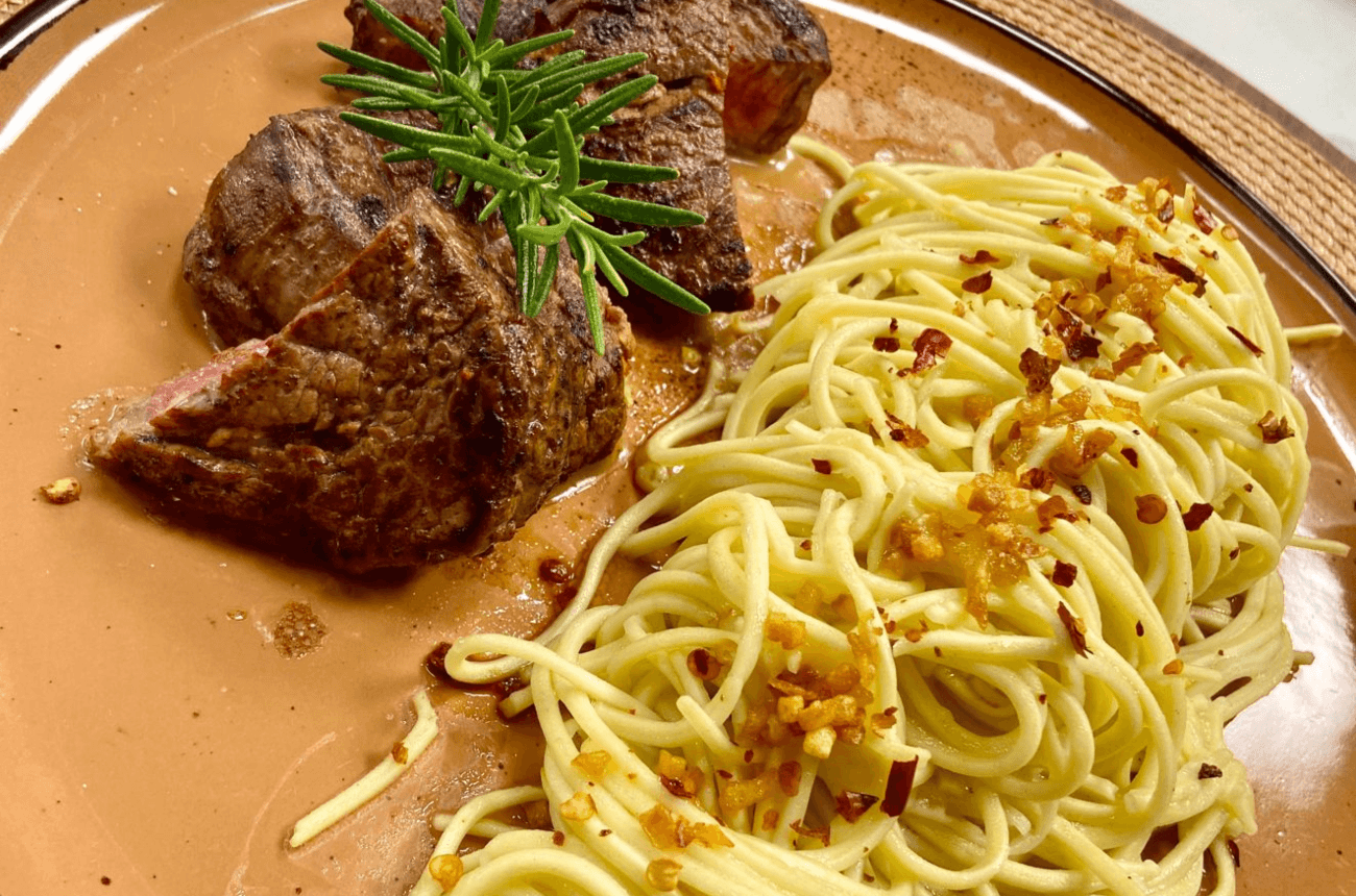 Medalhão de filé mignon grelhado com macarrão ao alho e óleo | Band Receitas