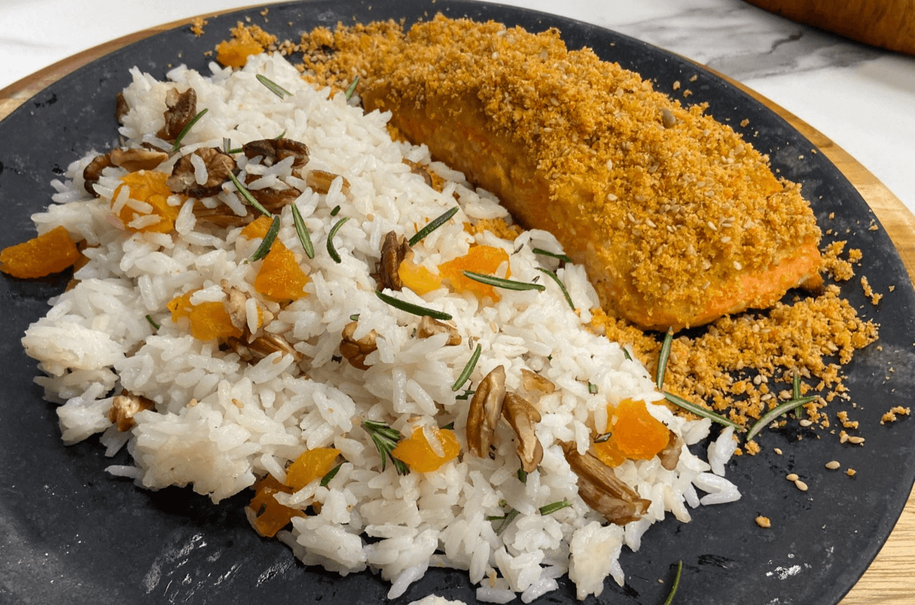 Salmão com farofa crocante e arroz com nozes | Band Receitas
