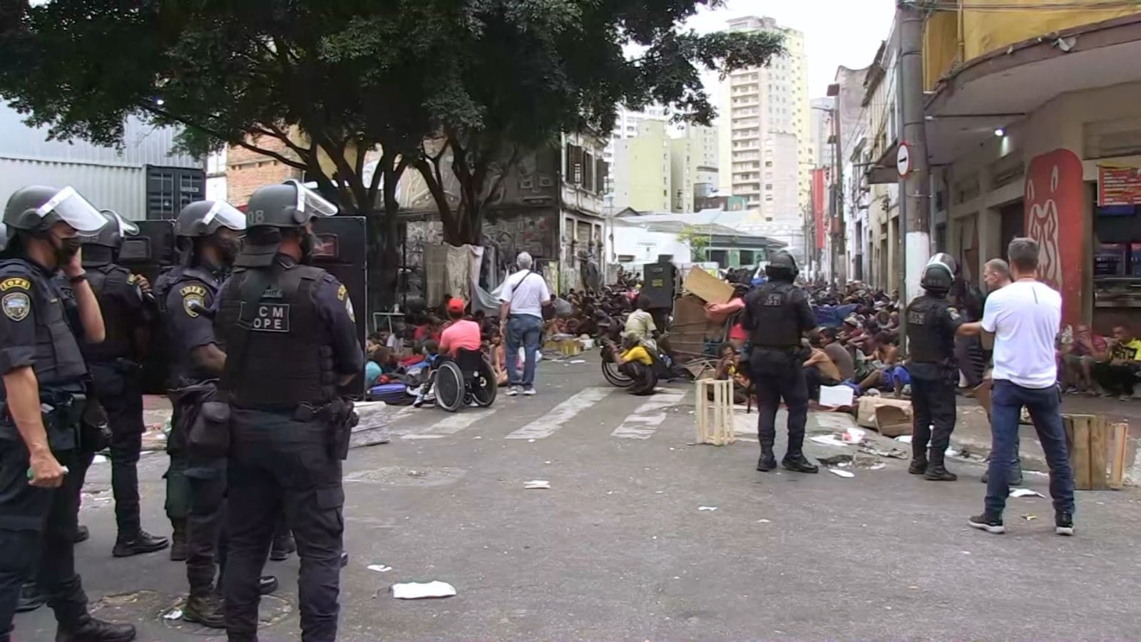 Governo de SP e prefeitura instalam grades na região da Cracolândia