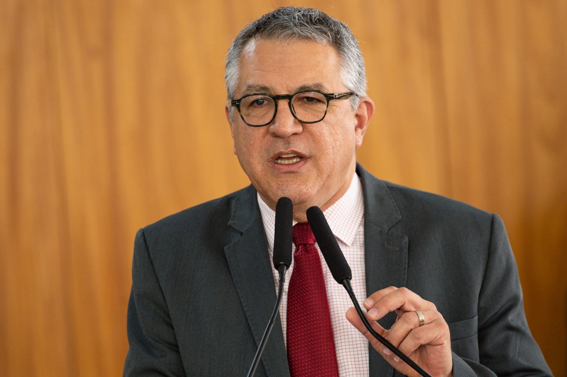 Governo está desconfortável com postura de embaixador de Israel, diz Padilha