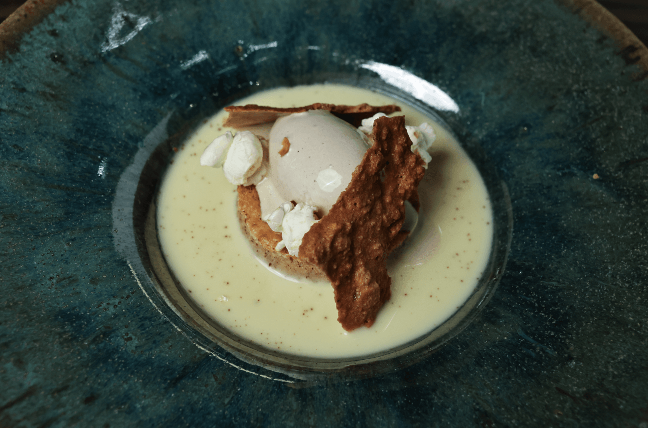 Bolo de fubá com sorvete de pingado e creme de canela | Band Receitas