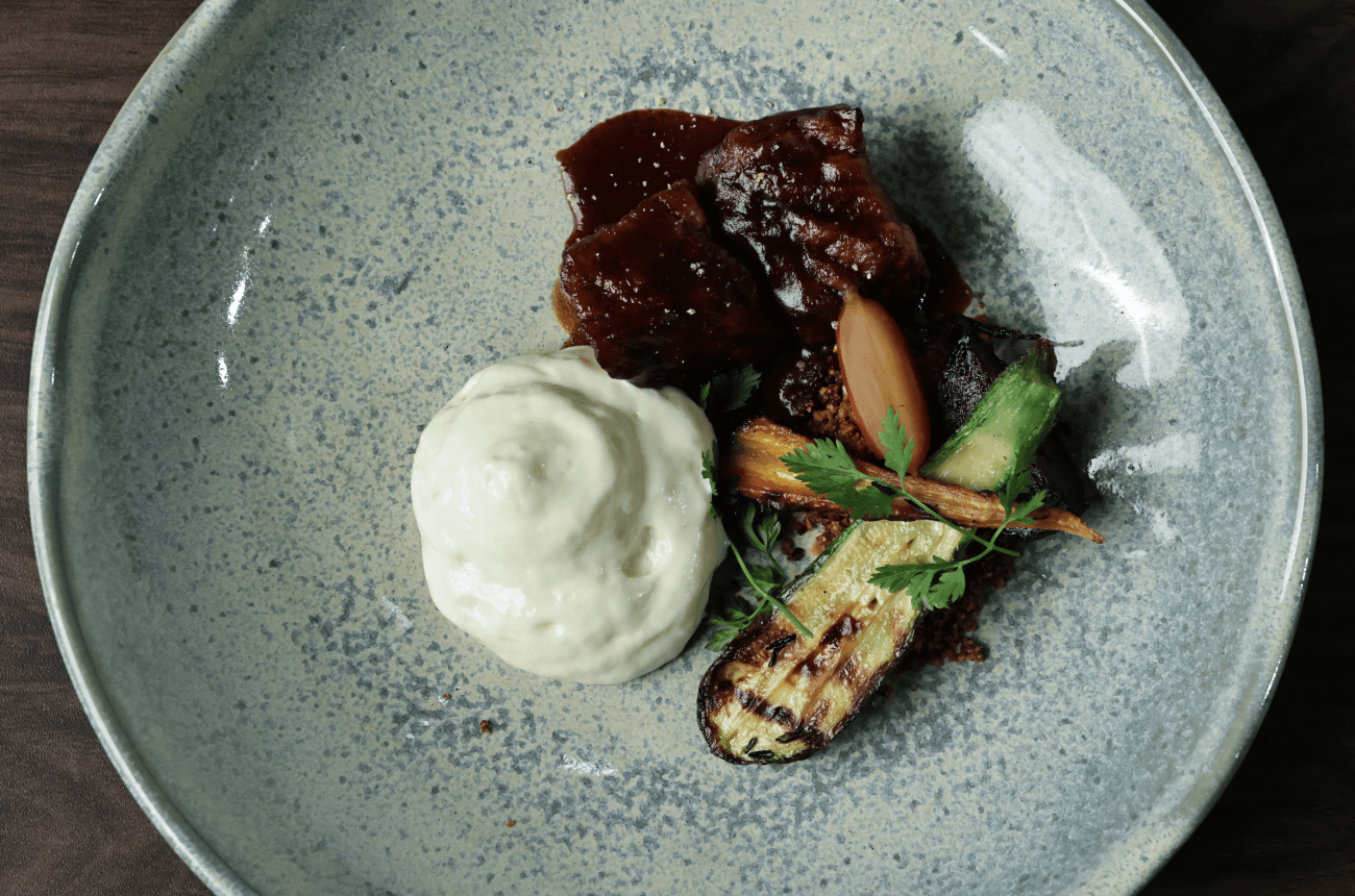 Cupim com espuma de batata com alho-poró, legumes na brasa e castanha-de-baru | Band Receitas